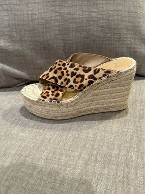 Excellent- Marc Fisher Leopard Print Espadrille Wedge in Tan and Black